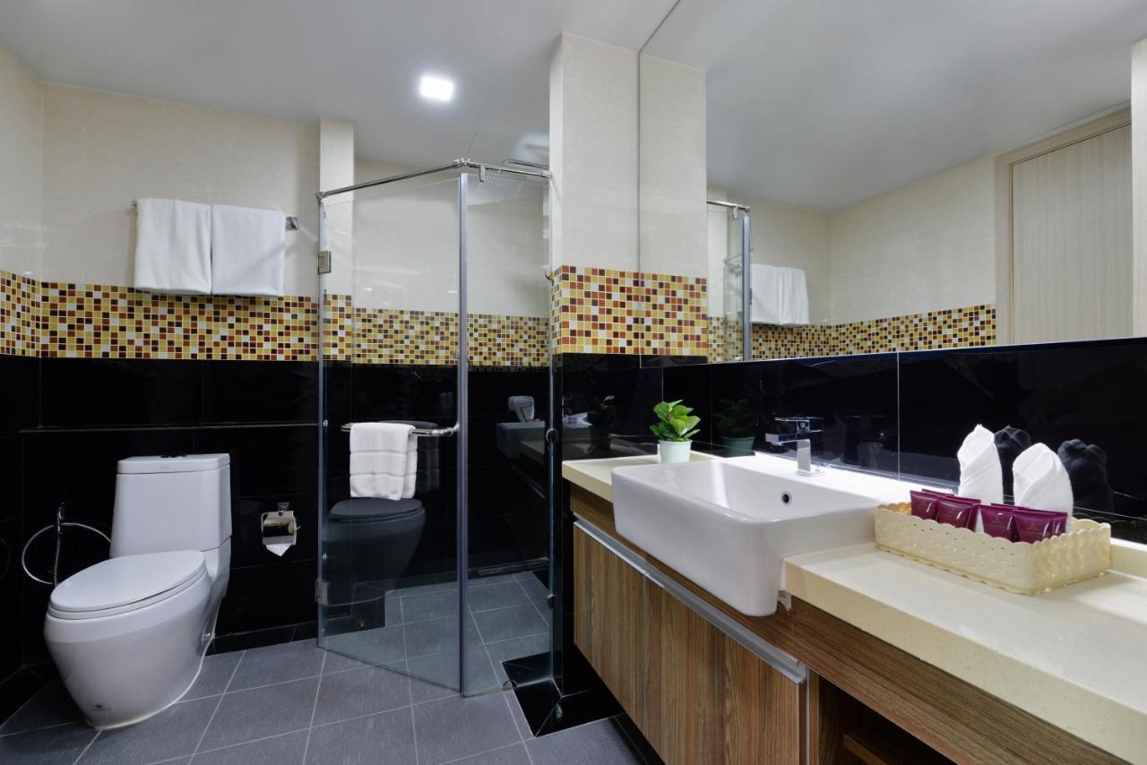Ramada By Wyndham Bangkok Ten Ekamai Residences Exterior foto
