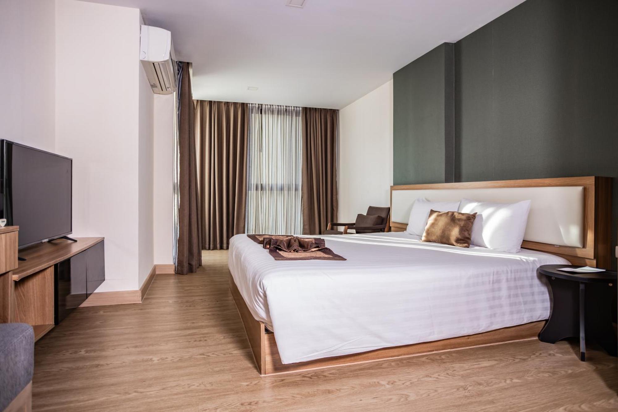 Ramada By Wyndham Bangkok Ten Ekamai Residences Exterior foto