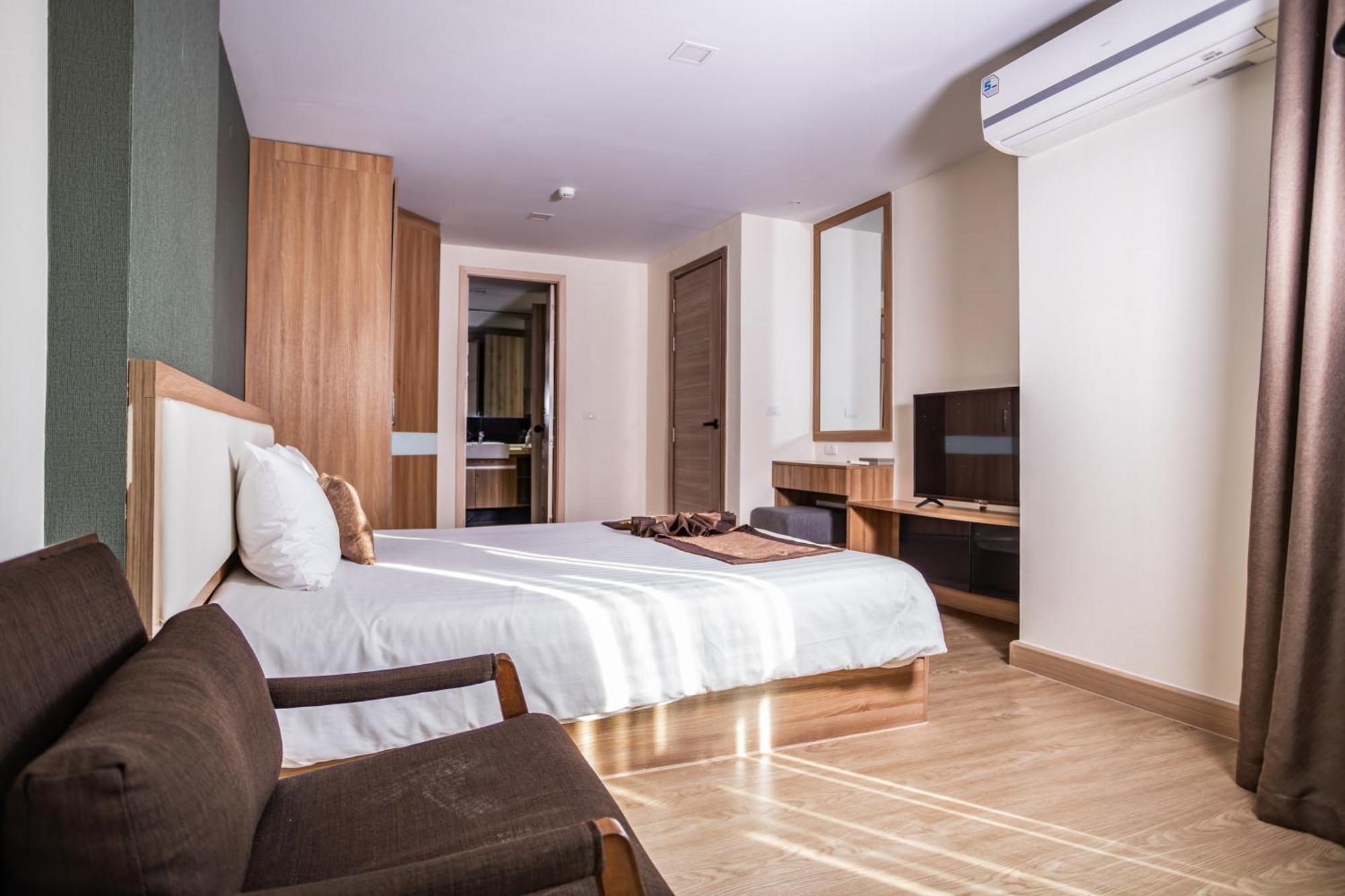 Ramada By Wyndham Bangkok Ten Ekamai Residences Exterior foto