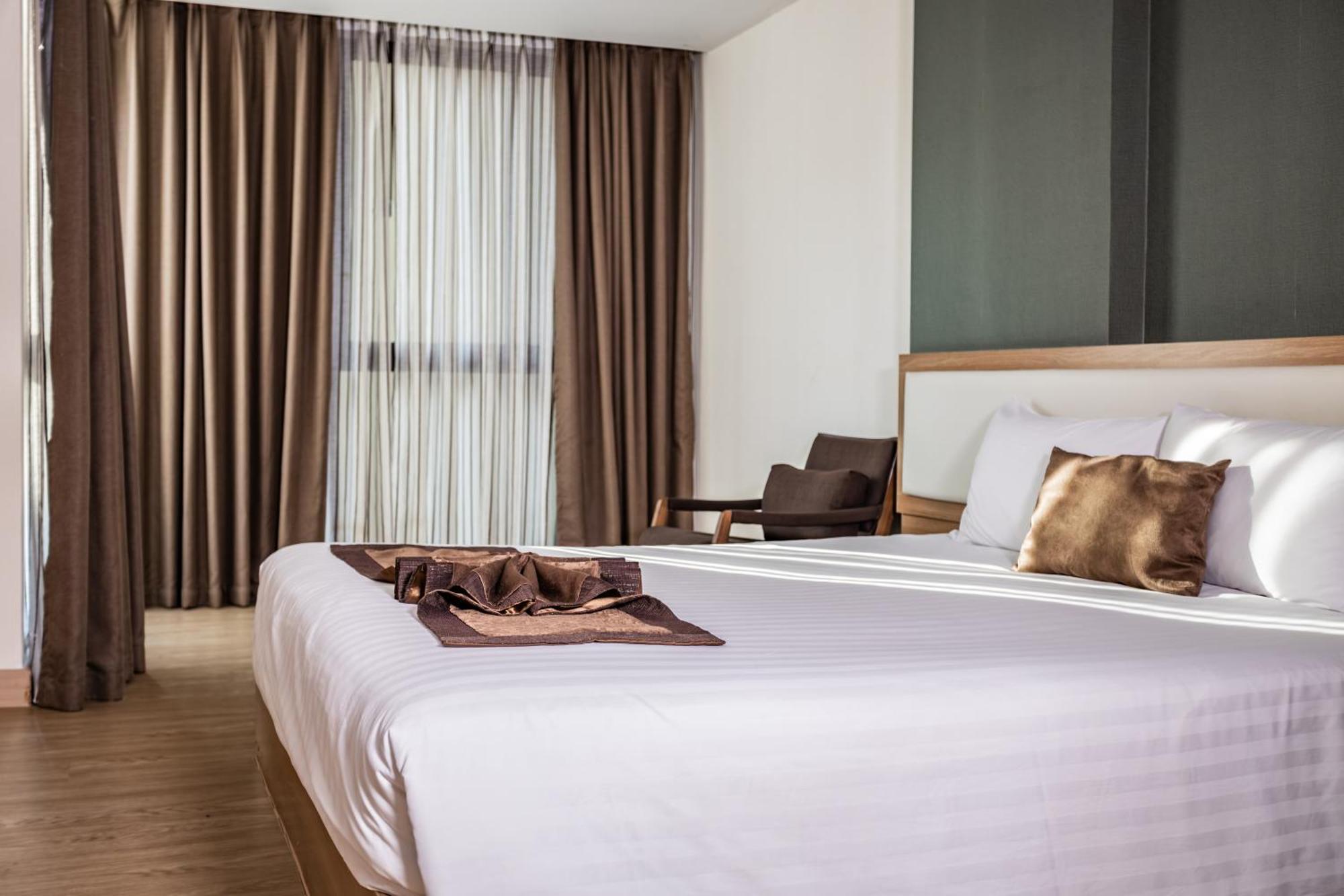 Ramada By Wyndham Bangkok Ten Ekamai Residences Exterior foto
