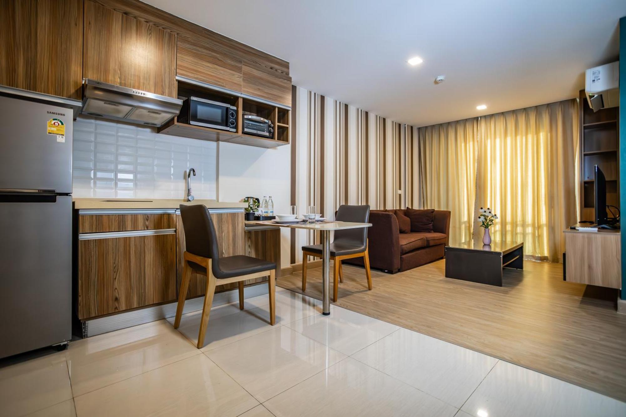 Ramada By Wyndham Bangkok Ten Ekamai Residences Exterior foto