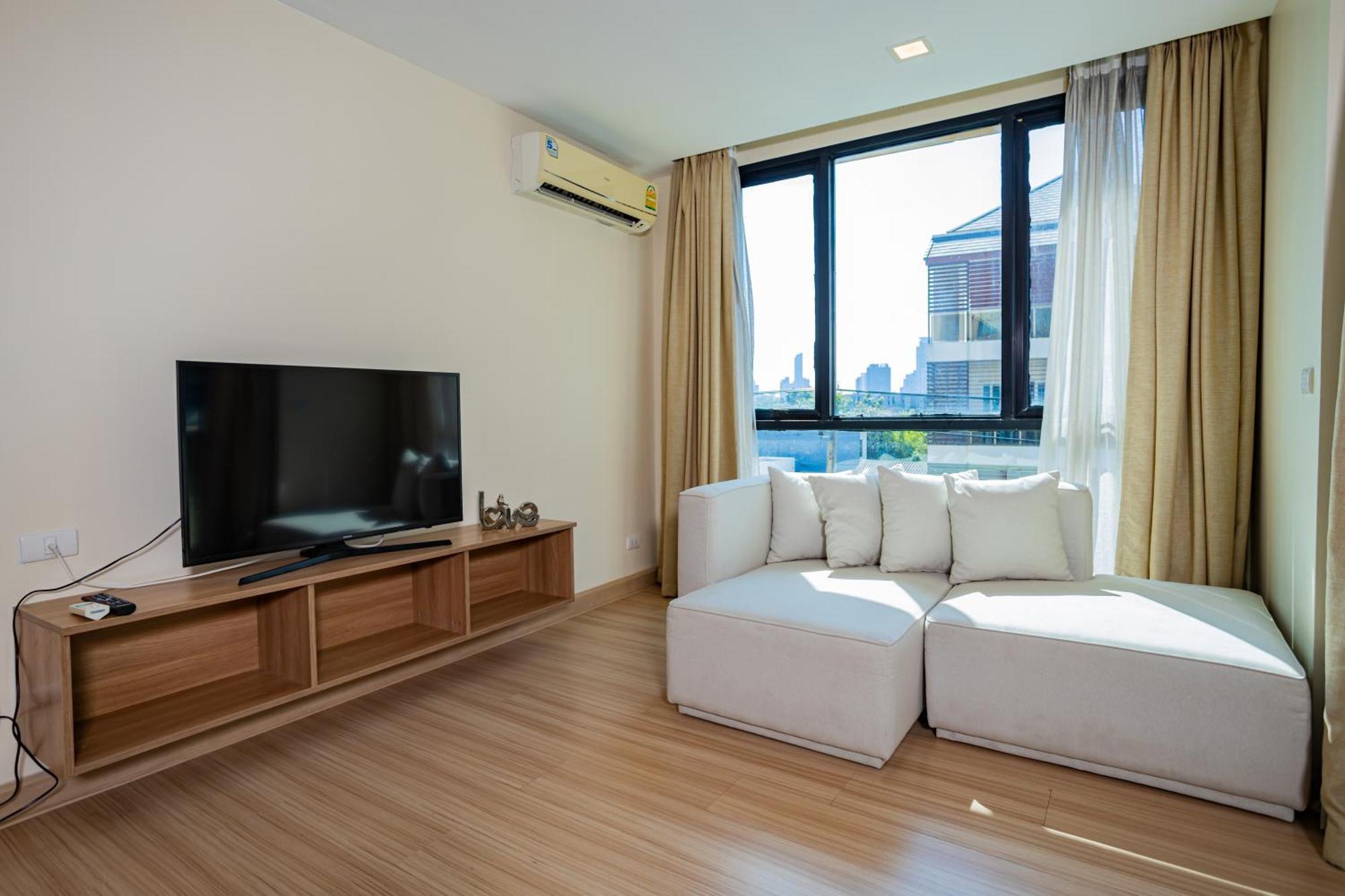 Ramada By Wyndham Bangkok Ten Ekamai Residences Exterior foto
