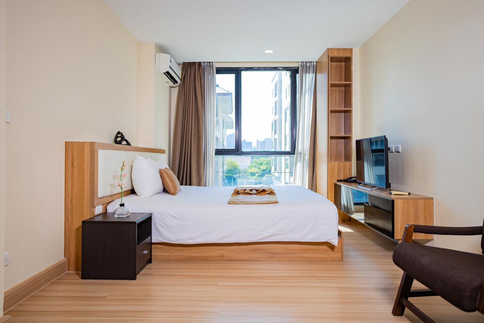 Ramada By Wyndham Bangkok Ten Ekamai Residences Exterior foto