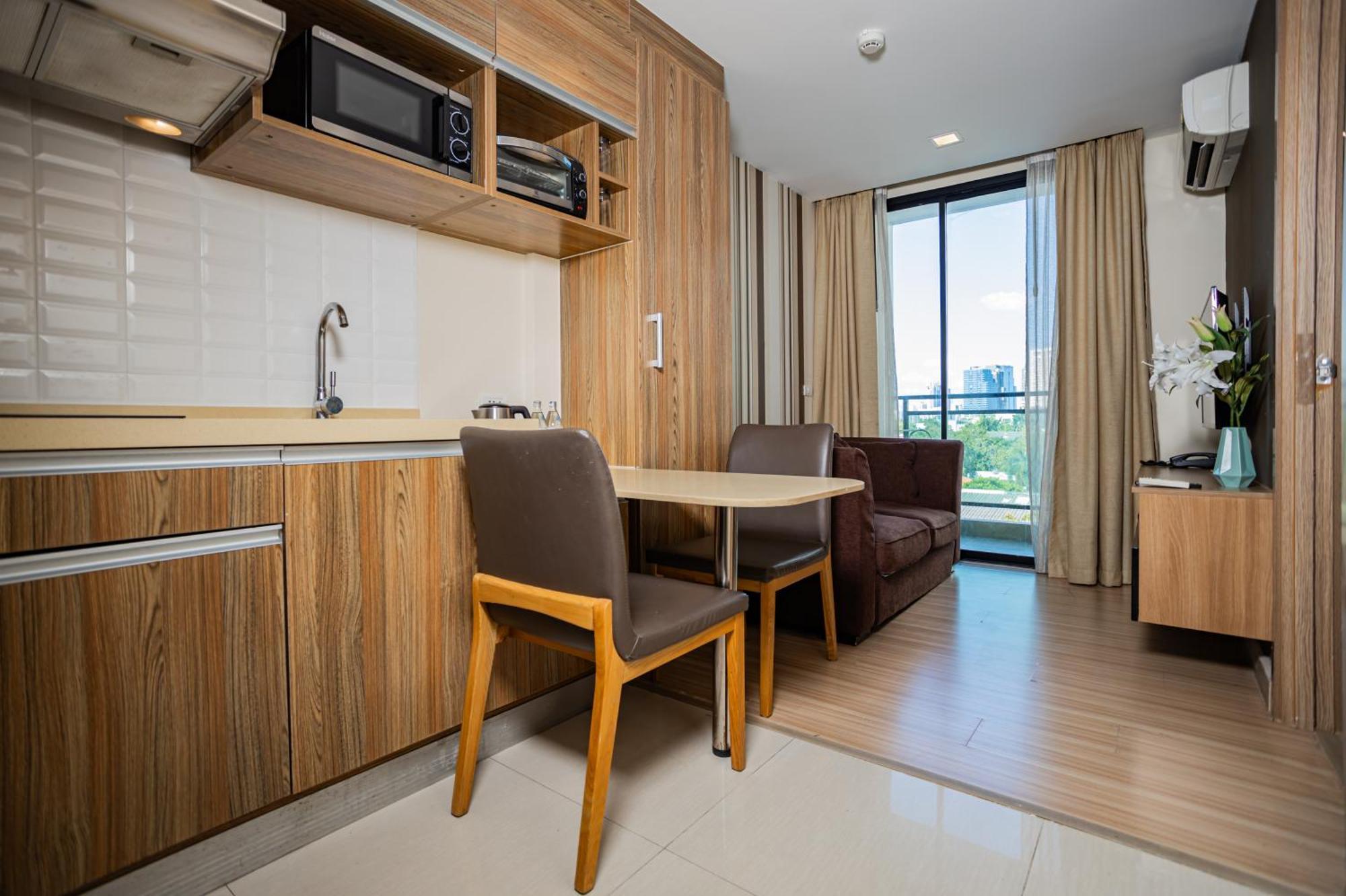 Ramada By Wyndham Bangkok Ten Ekamai Residences Exterior foto