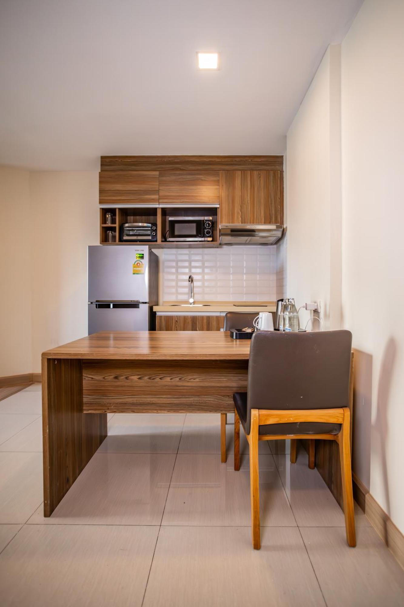 Ramada By Wyndham Bangkok Ten Ekamai Residences Exterior foto
