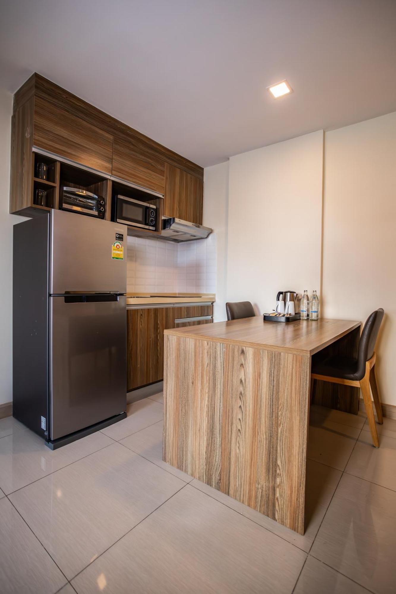 Ramada By Wyndham Bangkok Ten Ekamai Residences Exterior foto