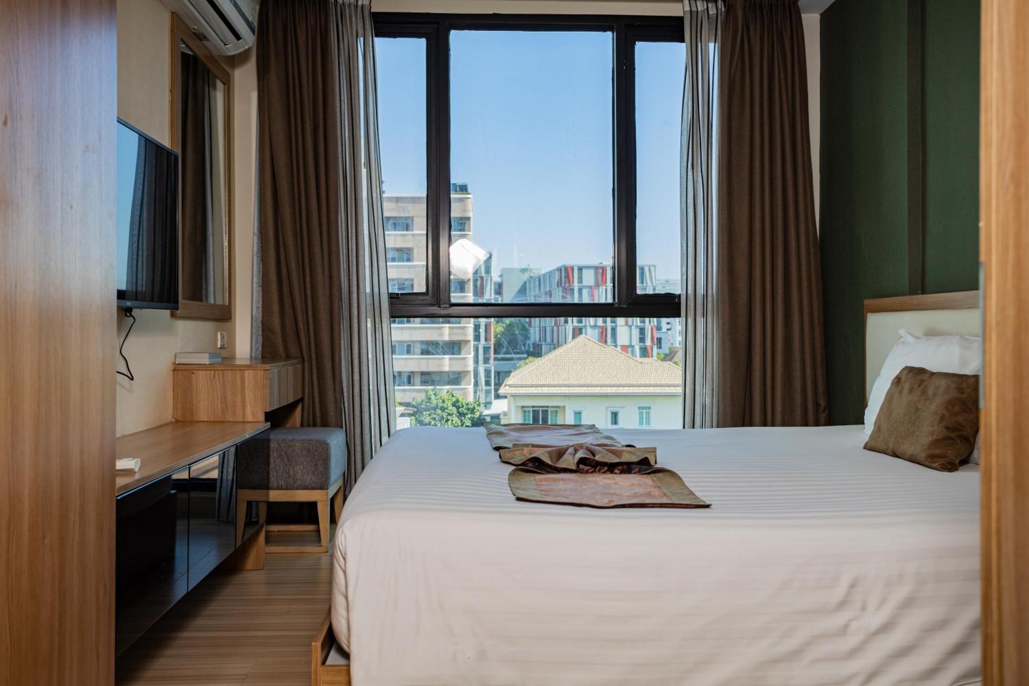 Ramada By Wyndham Bangkok Ten Ekamai Residences Exterior foto
