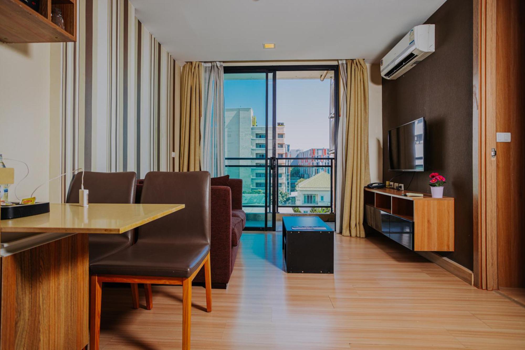 Ramada By Wyndham Bangkok Ten Ekamai Residences Exterior foto