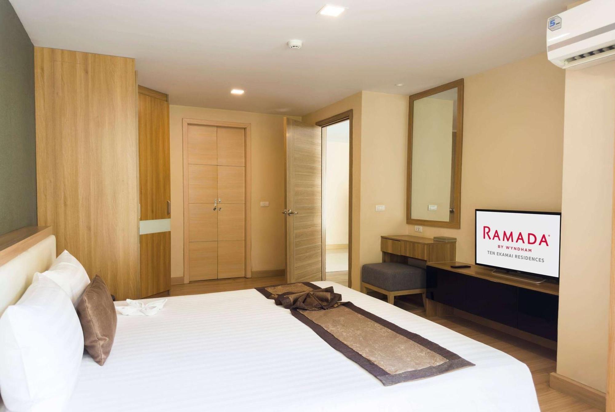 Ramada By Wyndham Bangkok Ten Ekamai Residences Exterior foto