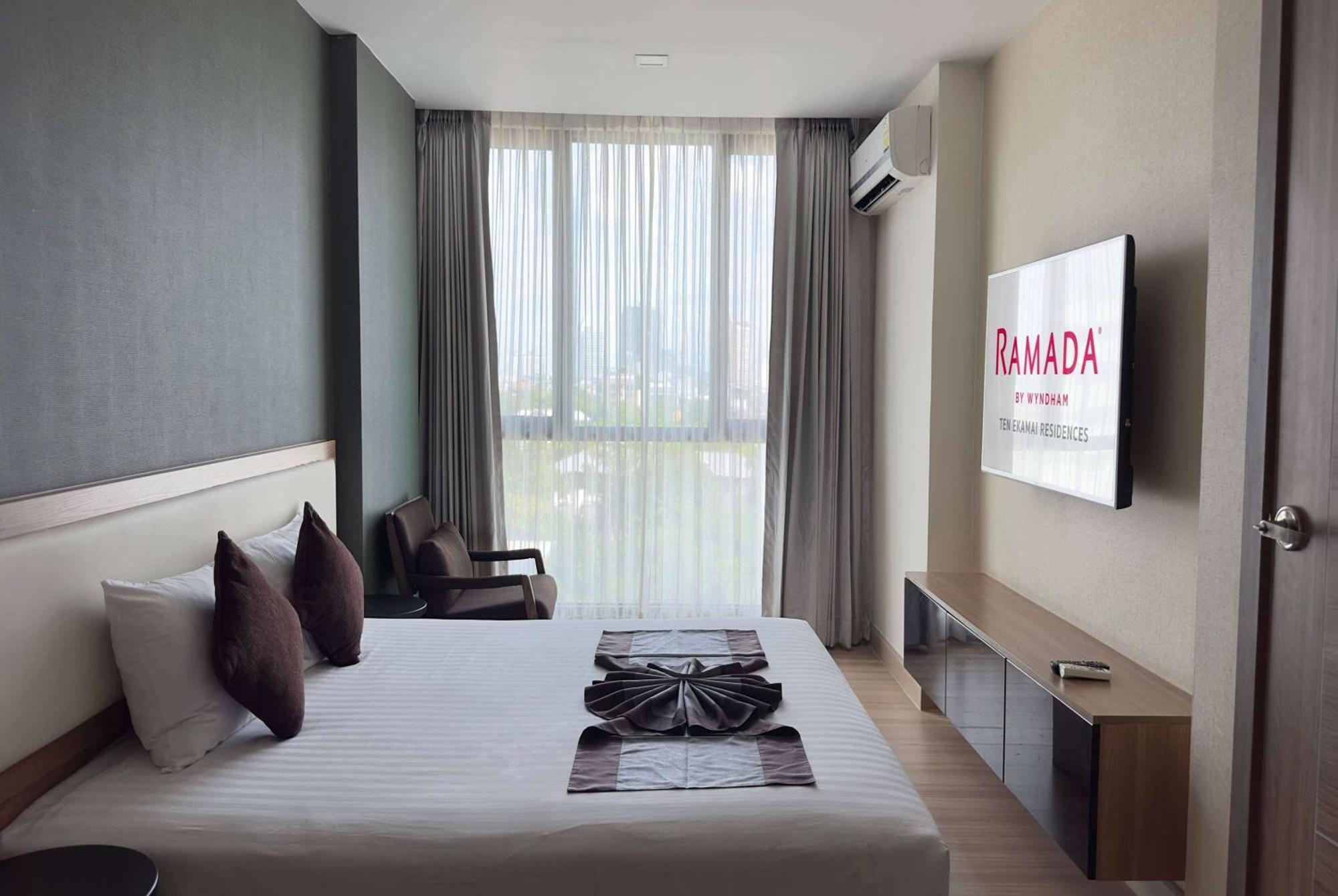 Ramada By Wyndham Bangkok Ten Ekamai Residences Exterior foto