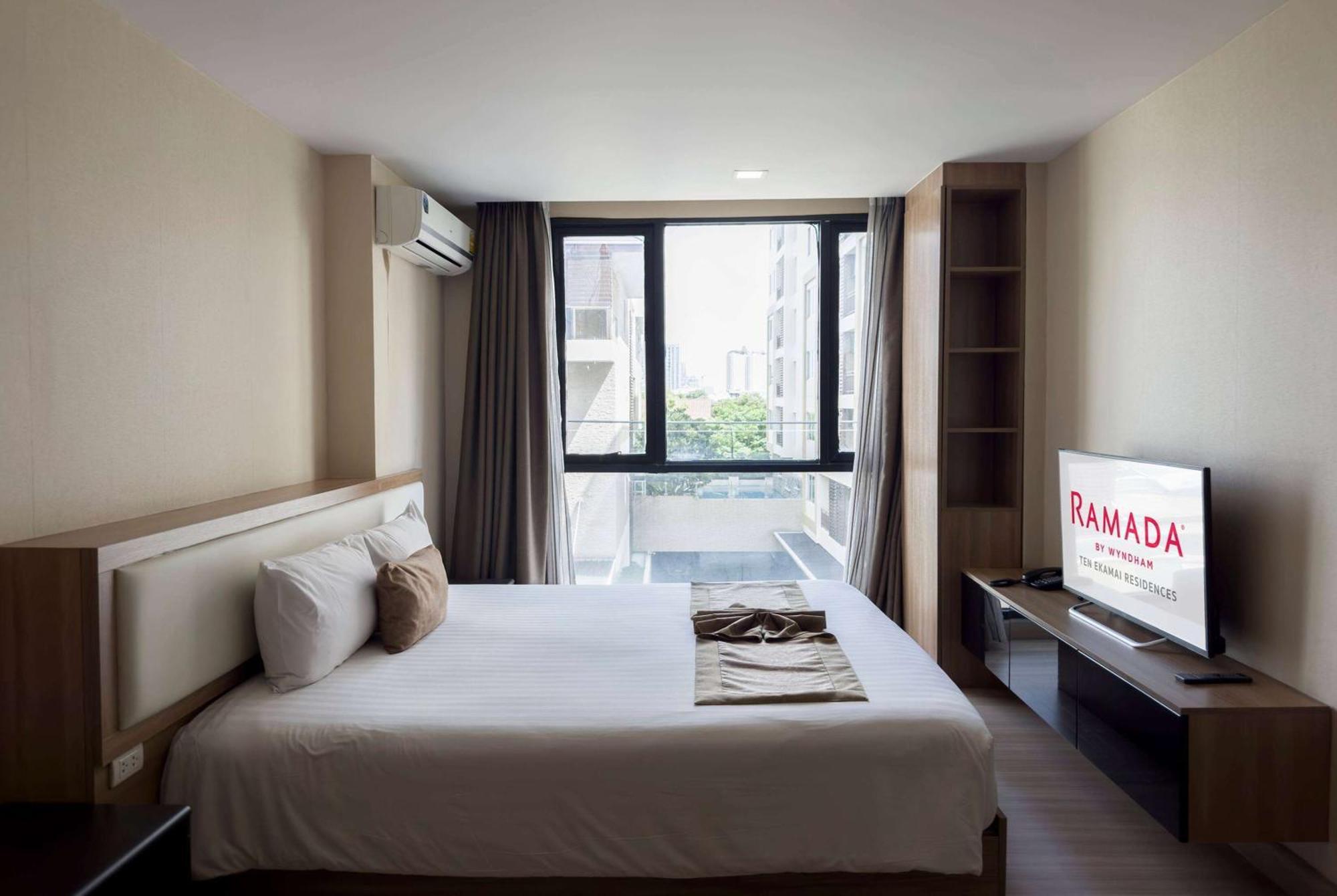 Ramada By Wyndham Bangkok Ten Ekamai Residences Exterior foto