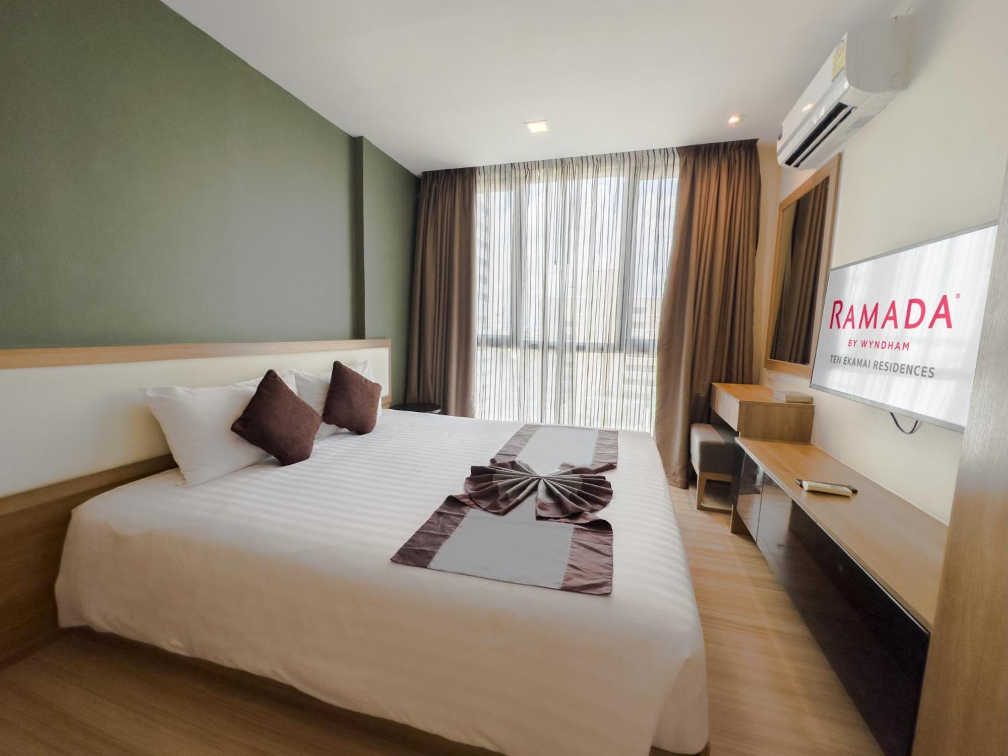 Ramada By Wyndham Bangkok Ten Ekamai Residences Exterior foto