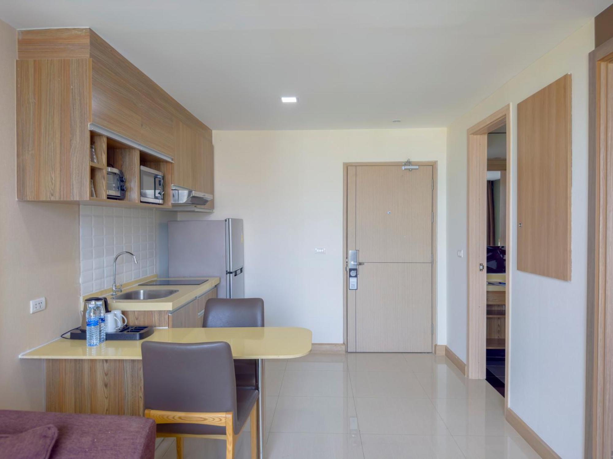 Ramada By Wyndham Bangkok Ten Ekamai Residences Exterior foto