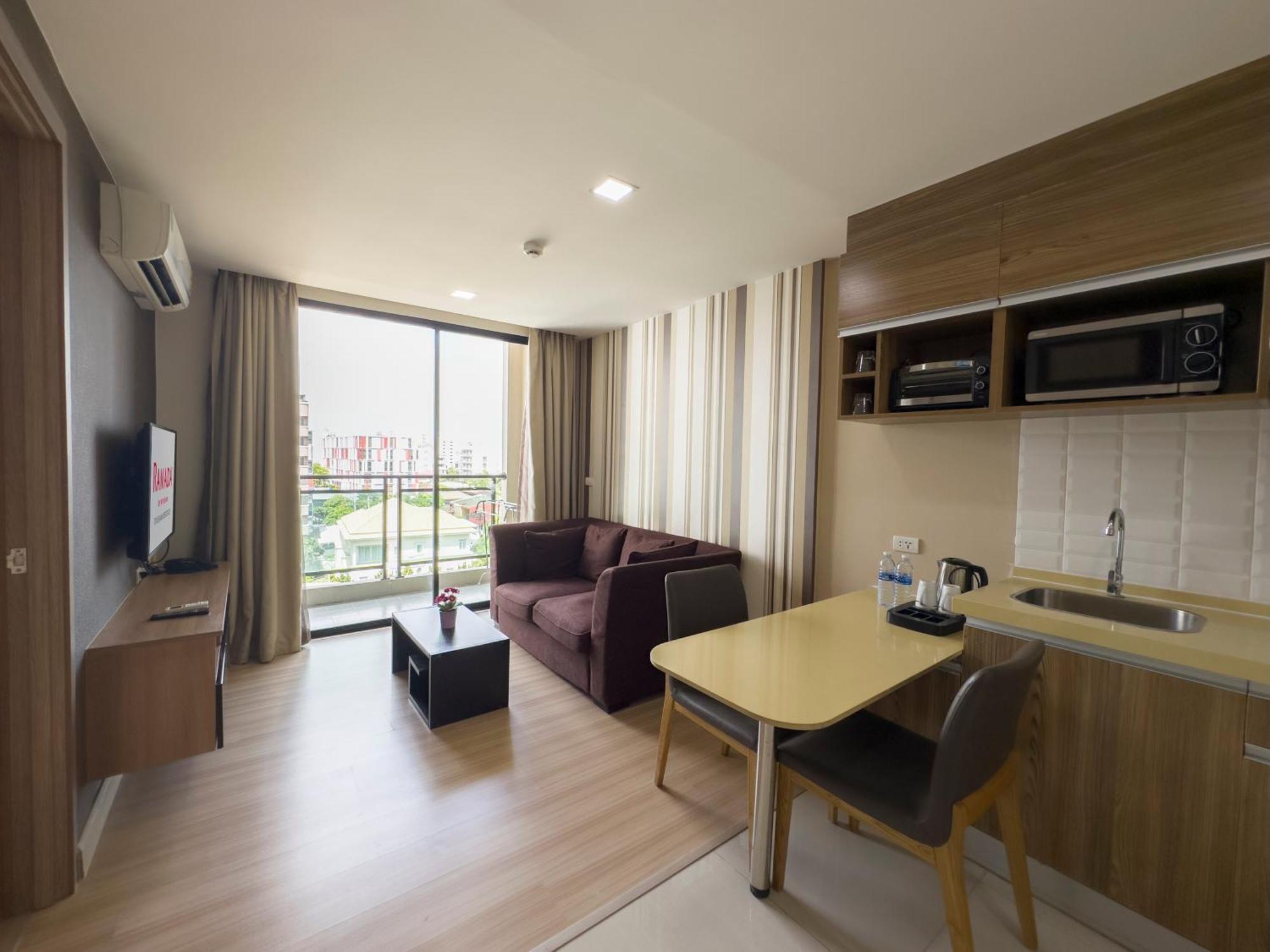 Ramada By Wyndham Bangkok Ten Ekamai Residences Exterior foto
