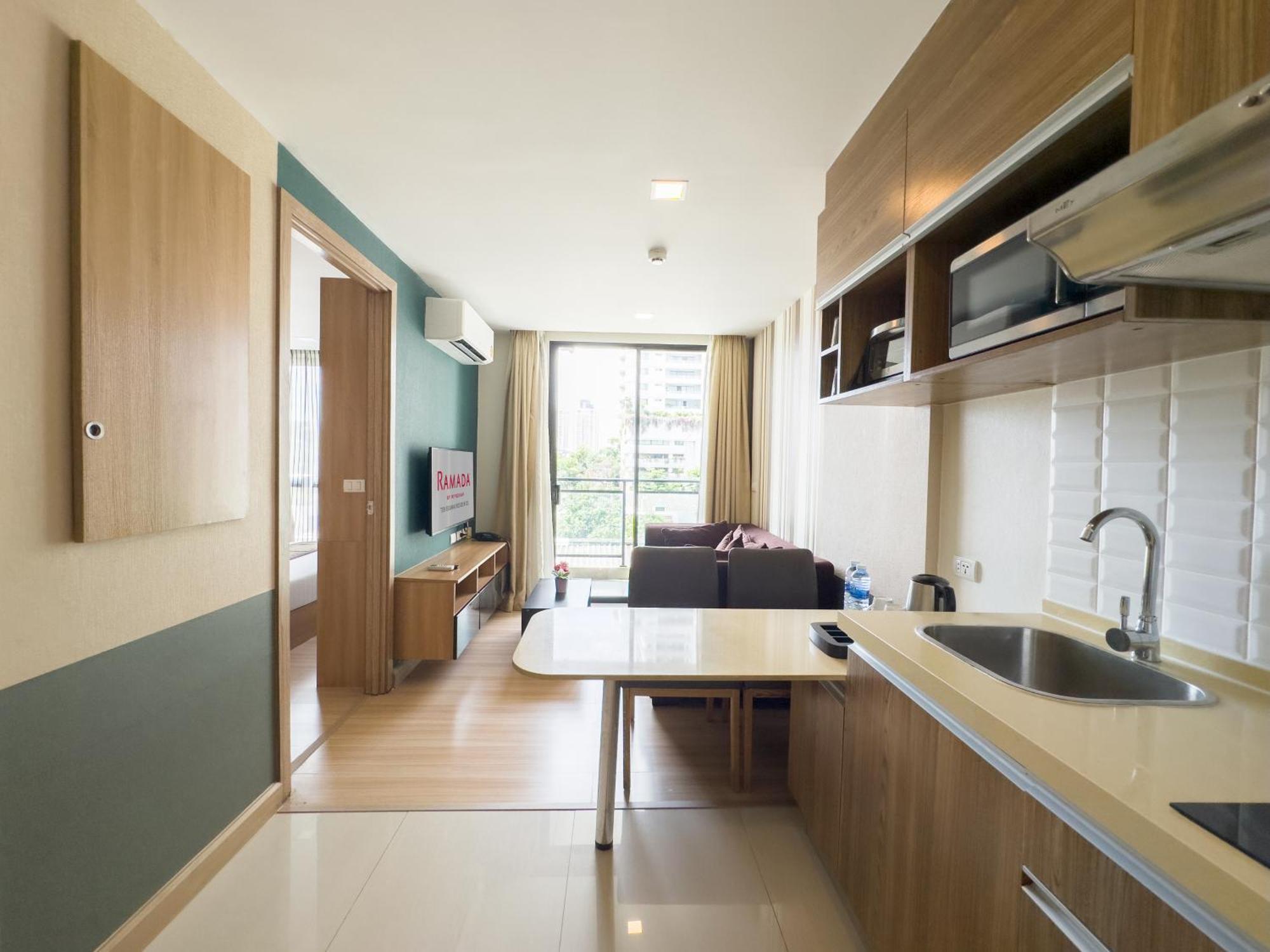 Ramada By Wyndham Bangkok Ten Ekamai Residences Exterior foto