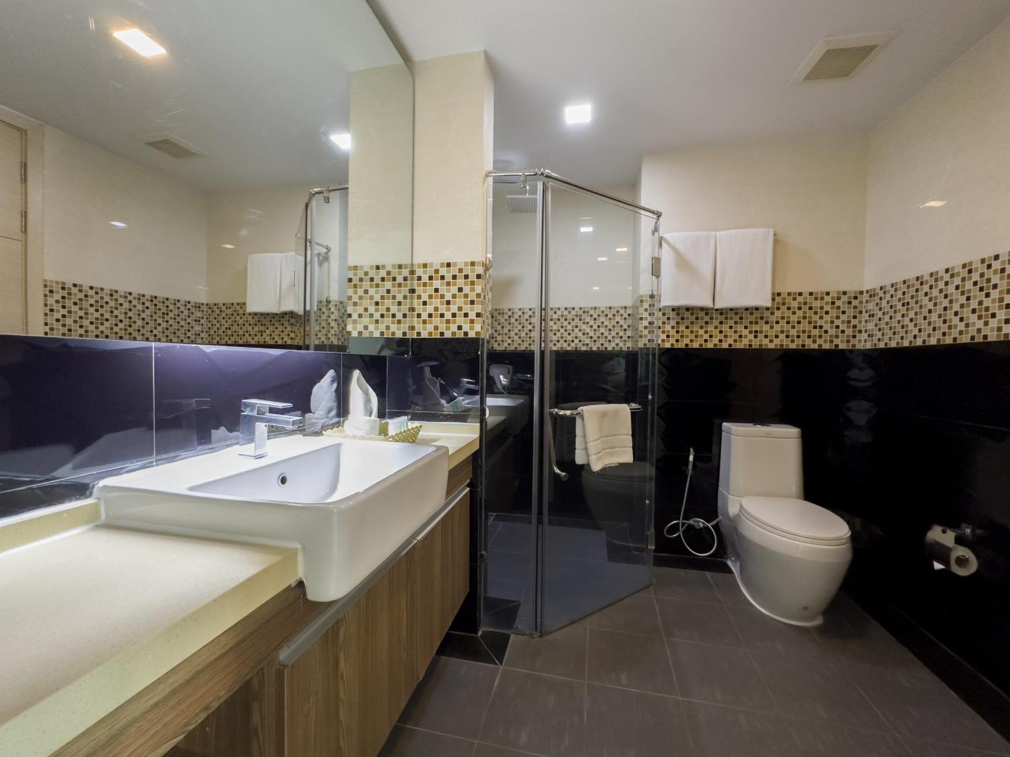 Ramada By Wyndham Bangkok Ten Ekamai Residences Exterior foto