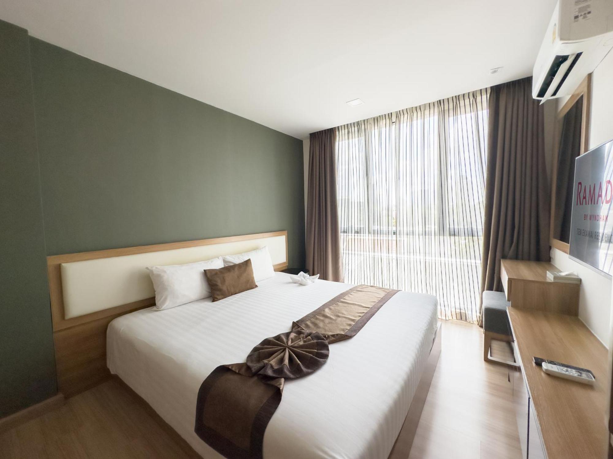 Ramada By Wyndham Bangkok Ten Ekamai Residences Exterior foto